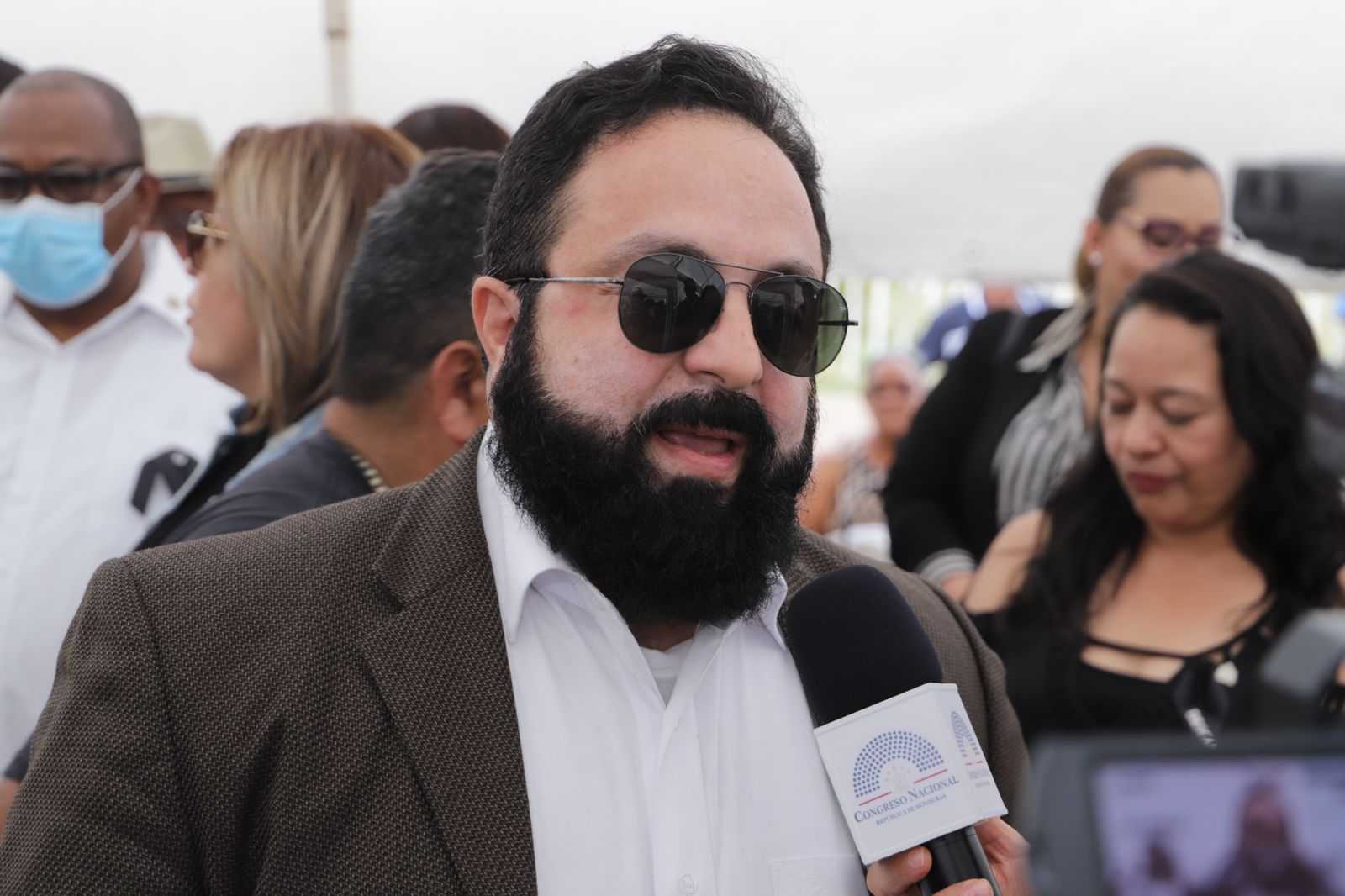 "Si se logran sacar todas las exoneraciones que no le dan beneficio al Estado, podemos pagar la deuda externa"